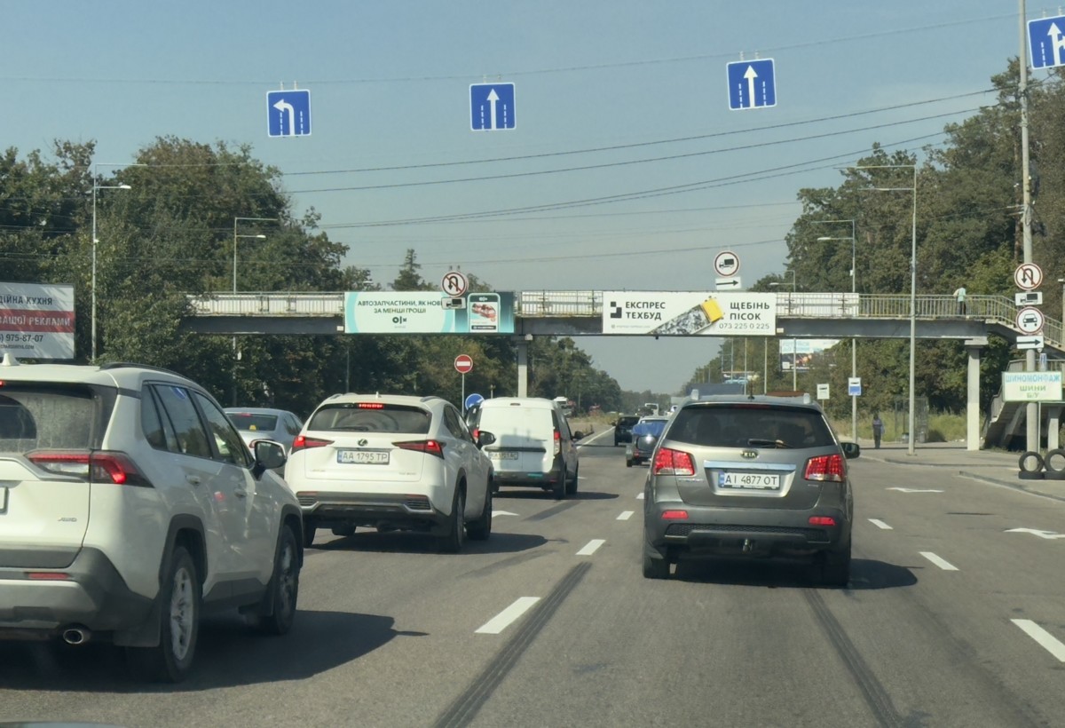 Нестандарт Киев,  пр. Академіка Палладіна, заїзд до ТРЦ Lavina Mall,Ашан, АЗС WOG, в напрямку Пуща-Водиці (права сторона)