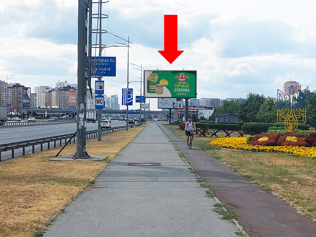 Prismatron, prism Kyiv,  Bazana av., navproti TRC "Piramida", v storonu st. m. "Poznaki", centru