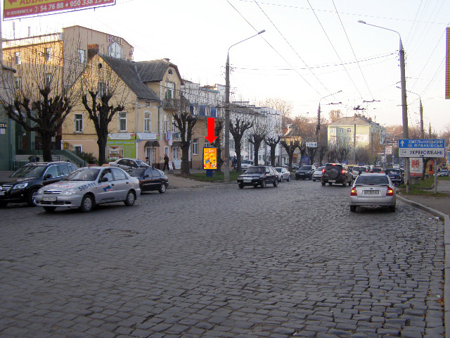 Citylight Chernivtsi,  Golovna st., 126, navproti Ukreksimbanku, v centr