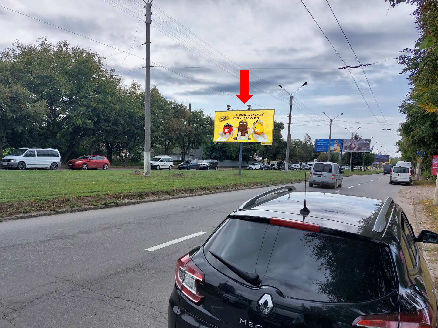 Billboard Chernivtsi,  Kalinivs'ka st., navproti rinku "Kalinivs'kij", rozdil'nik, v bik centru