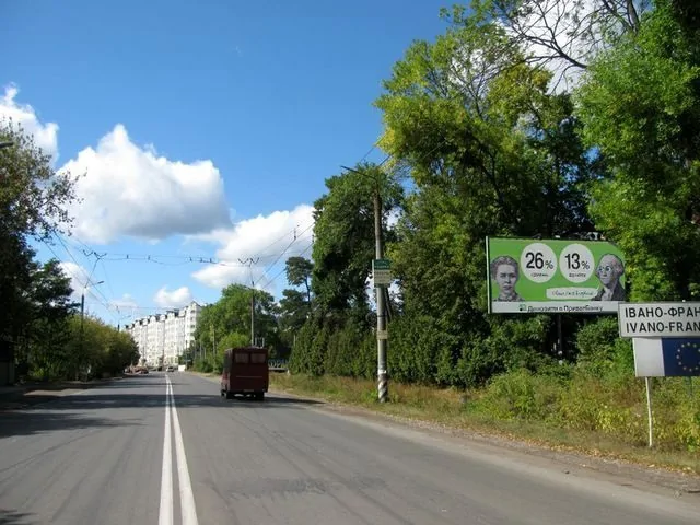 Билборд Угринов (Ивано-Франковская обл),  В'їзд в місто( за знаком: "Івано-Франківськ" , 500 м. до АЗС "ОККО")