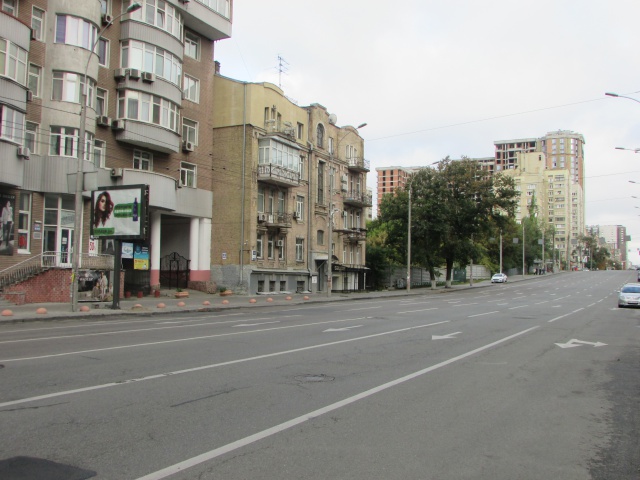 Scrolller, scroll Kyiv,  Antonovica (Gor'kogo), 140,  za 40 metriv do perehresta z st. Tvers'ka (svitlofor)