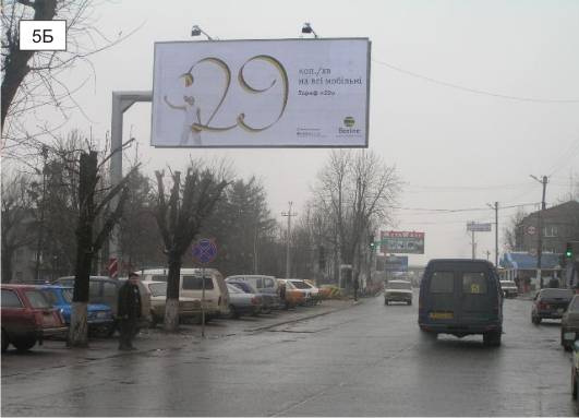 Билборд Подольск (Котовск (Подольск)),  вул. Соборна  перпендикулярно напрямку руху  біля павільону між авто-зупинкою і тротуаром навпроти будівлі МВС