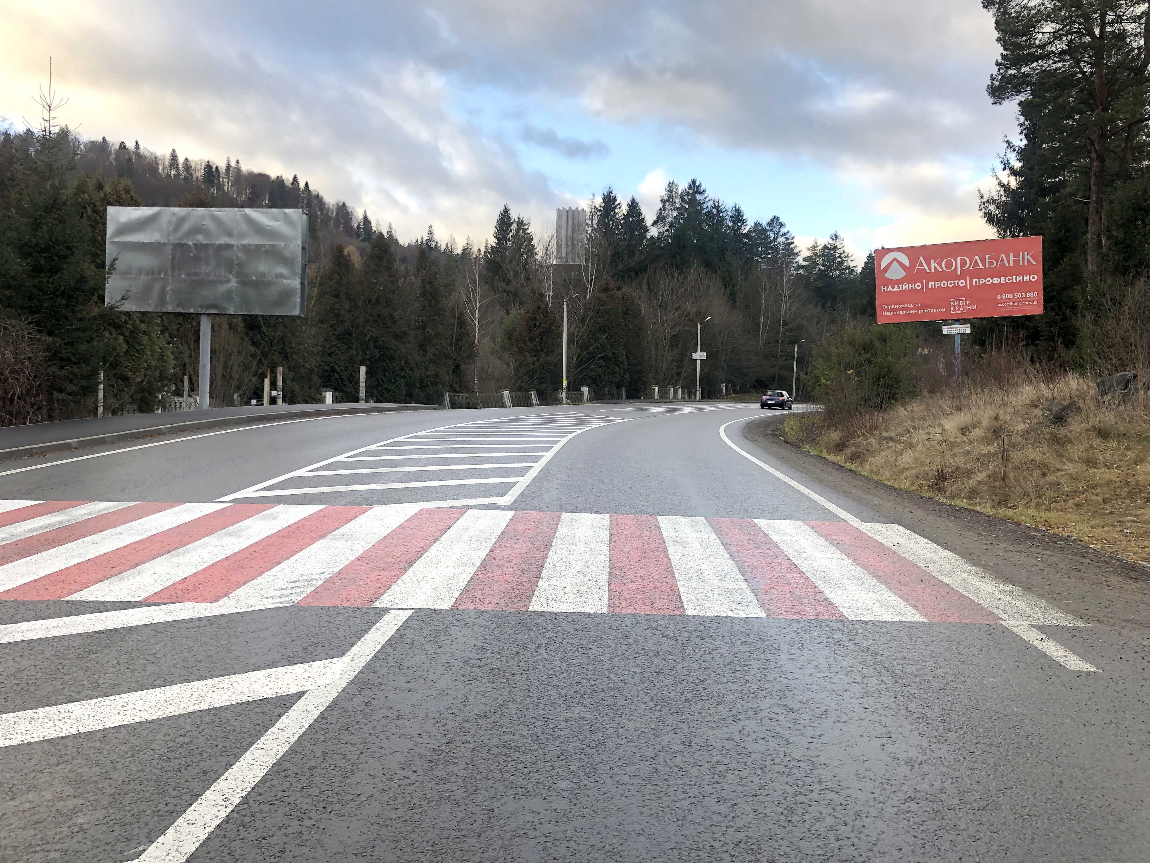 Билборд Яремче,  Траса Н-09 Мукачево-Львів, в`їзд в місто зі сторони Буковеля, санаторій "Яремче", голель-кафе Крим, готель Велланд, напрямок руху на Івано-Франківськ