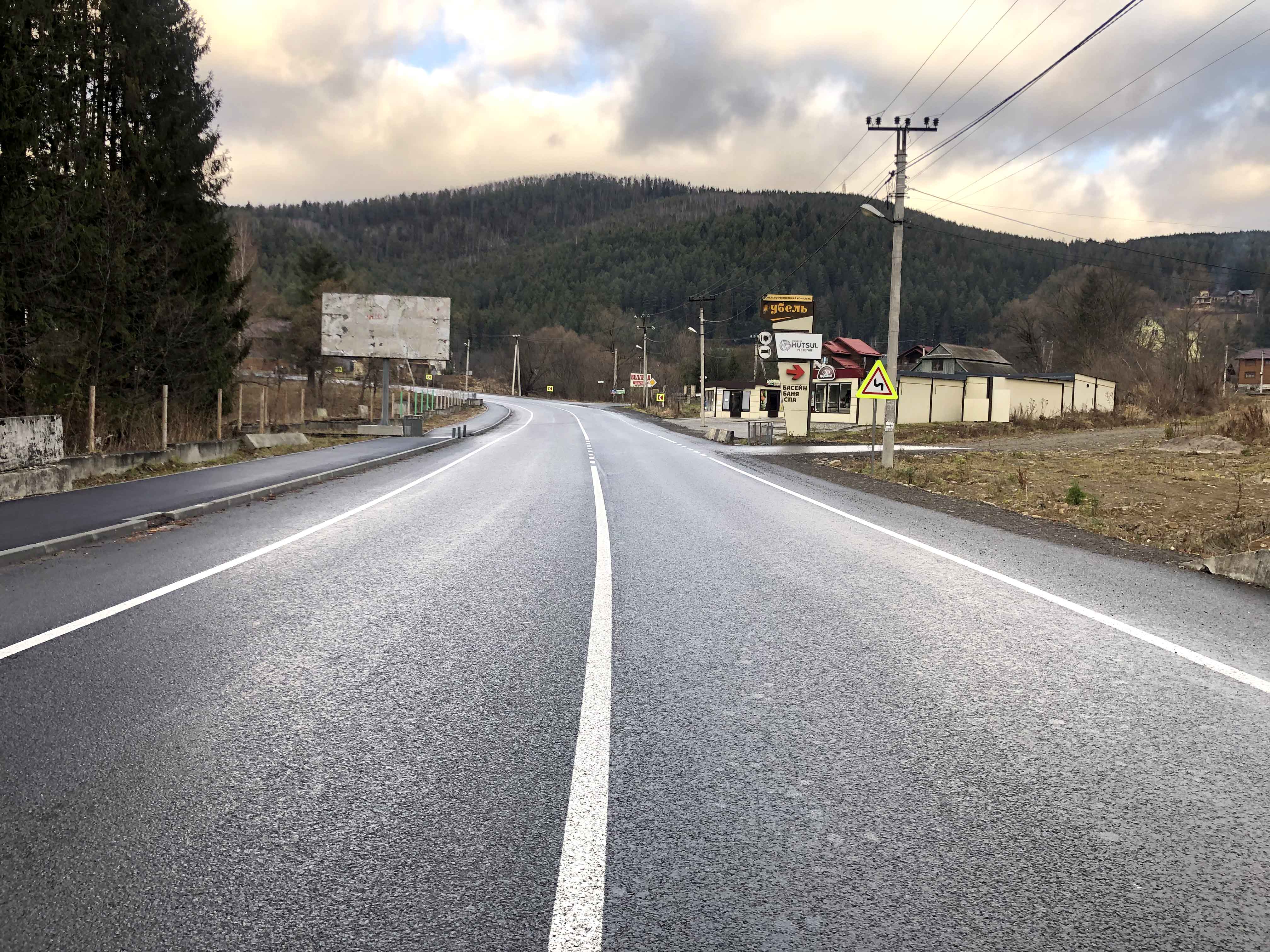 Билборд Яремче,  Траса Н-09 Мукачево-Львів, в`їзд в місто зі сторони Буковеля, санаторій "Яремче", голель Рубель, автомийка, напрямок руху на Івано-Франківськ