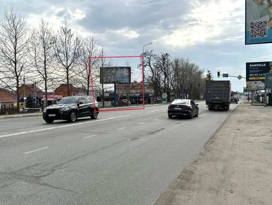Billboard Svyatopetrivske,  naprotiv Petrovskogo Kvartala, vozle svetoforov i ostanovki
