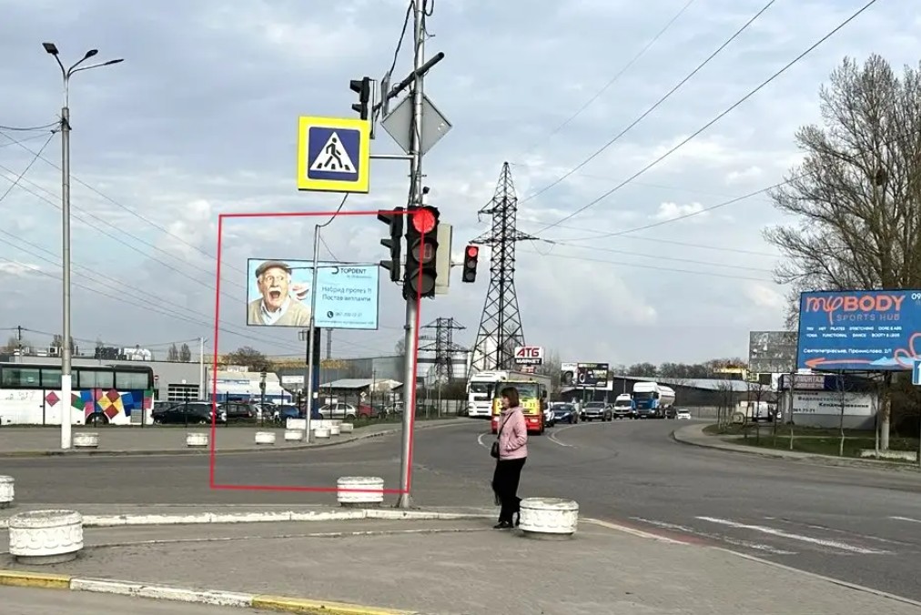 Billboard Svyatopetrivske,  st.Kievskva, vozle svetofora na T-obraznom perekrestke, povorot na st.Central'nuu s.Svatopetrovskoe
