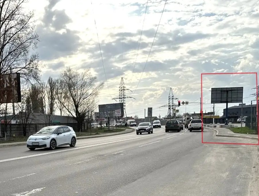 Billboard Svyatopetrivske,  Svatopetrivs'ke,st.Kiivs'ka, bila svetlofora na perehresie, povorot na st.Central'nu