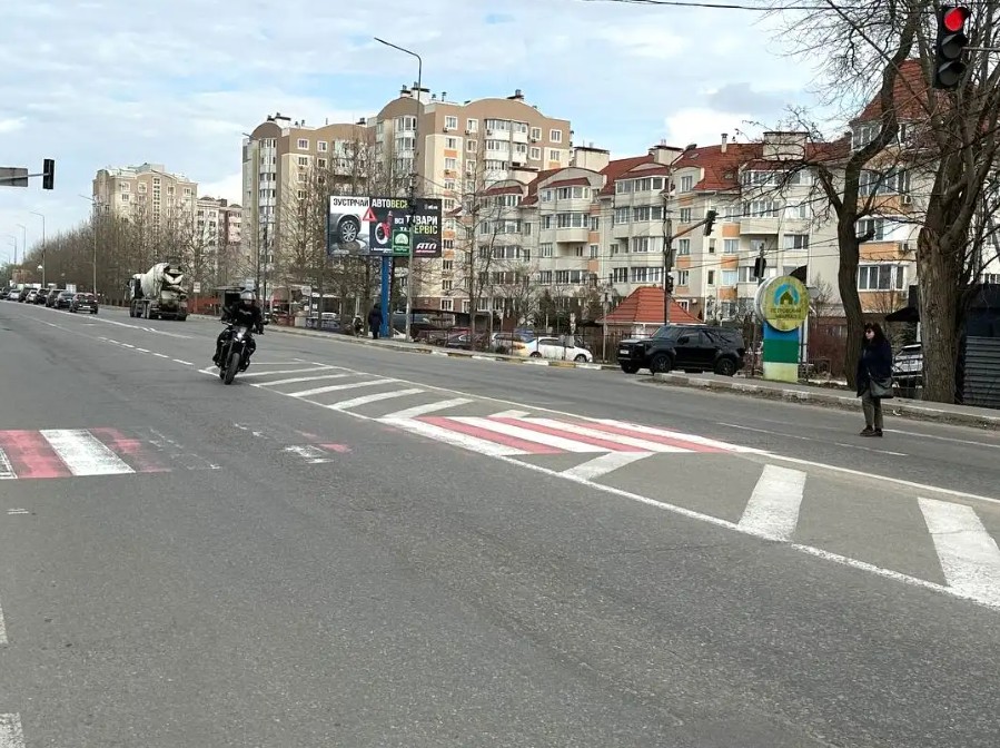 Billboard Svyatopetrivske,  naprotiv Petrovskogo Kvartala, vozle svetoforov i ostanovki