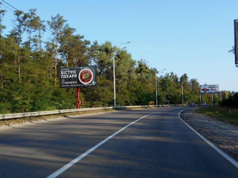 Billboard Vishgorod,  Trasa "Kiiv-Ivankiv-Ovruc", R-02 km 18+820 livo, v'izd v m. Visgorod z pl. Sevcenko, 400 m do zavoda SANDORA, 700 m do KPP, na c. Novi Petrivci