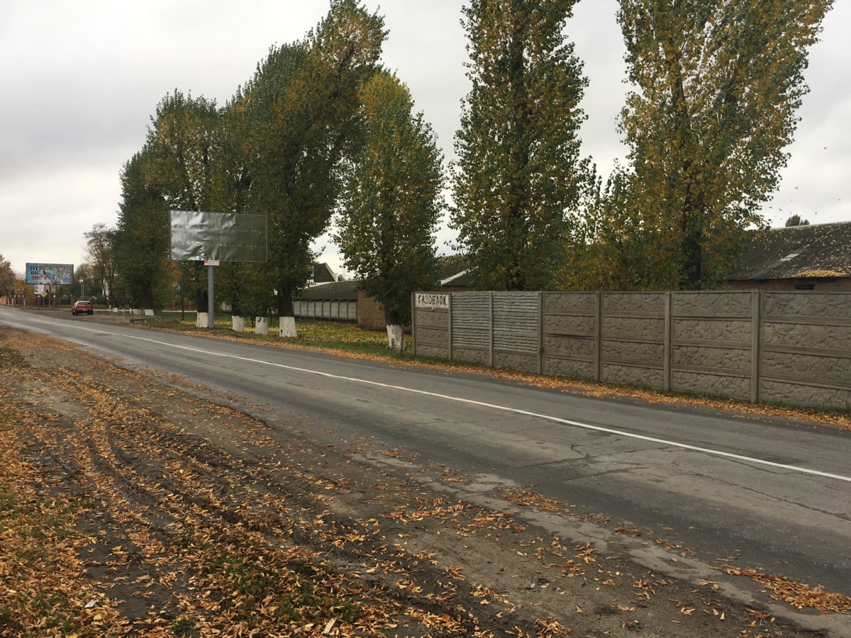 Билборд Чабаны,  вул. Машинобудівників, перед зїздом в кишеню зупинки ЖК "Чабани квартал", поруч Аптека "Вітамін", "Сінево",  "Укрпошта",  узбіччя дороги Чабани-Хотів, в бік А/д Київ-Одеса