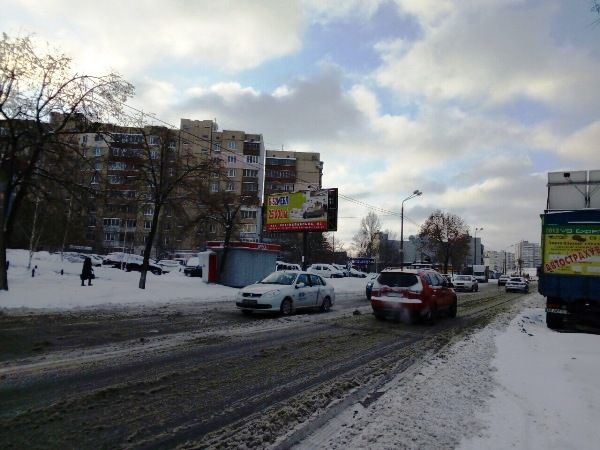 Билборд Киев,  вул. Братства тарасівців, 7 (вул. Декабристів), поруч "ЕкоМаркет", "Магазин Тканей", "НеоЛаб", Майстерня солодких чудес "Насолода", "Барбершоп", Аптека «Бажаємо здоров'я», в бік ст. м. Харківська, пр. Бажана