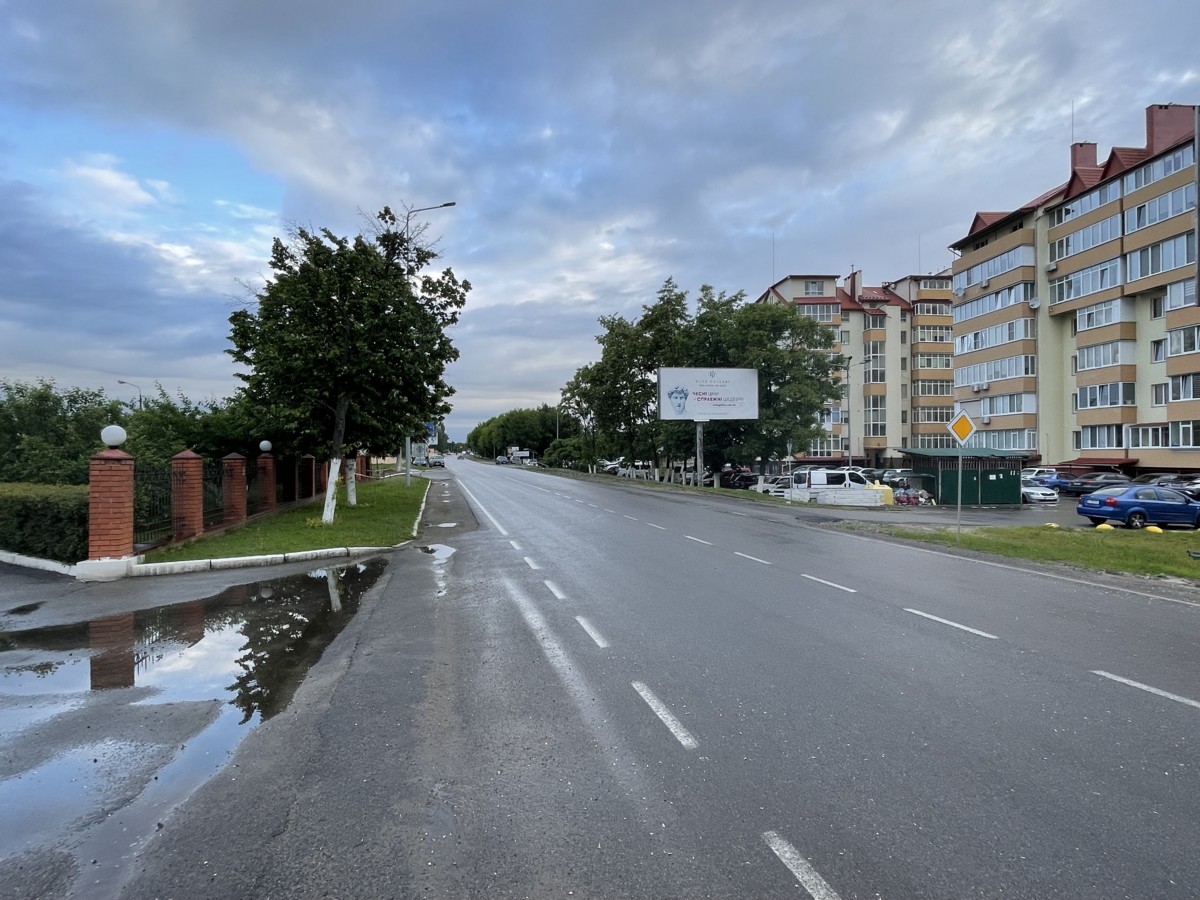 Билборд Чабаны,  вул. Машинобудівників, біля ЖК "Чабани"  будинку 19, 21,  кафе "Cinema cafe", "Virginia Conti",  "Beauty Club", поруч "THRASH! ТРАШ Маркет Super", "ROZETKA", "Нова пошта №5", узбіччя дороги Хотів-Чабани
