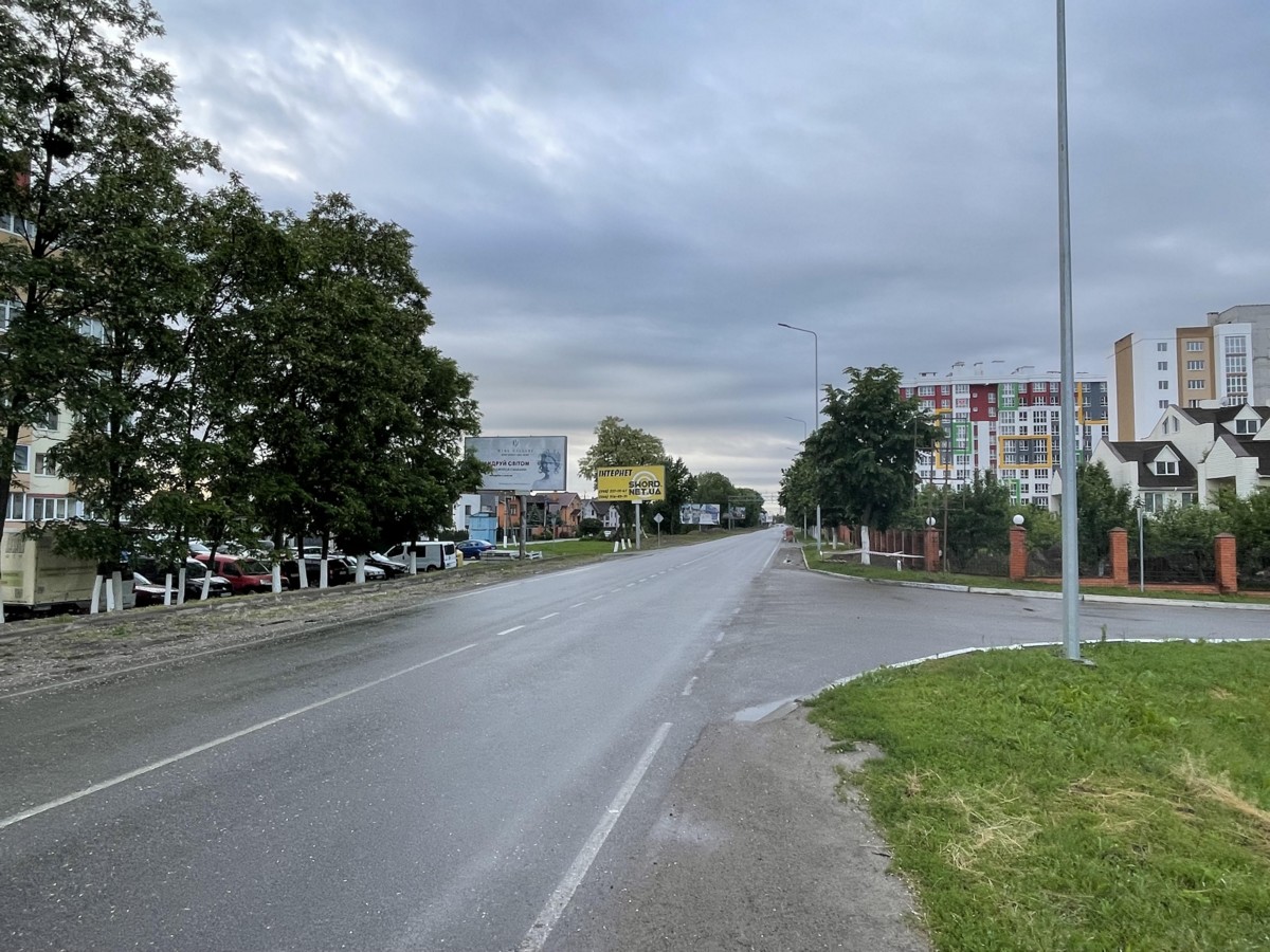 Білборд, бігборд (борд)  Чабани,  вул. Машинобудівників, біля будинку 19,21, кафе "Cinema cafe", "Virginia Conti",  узбіччя дороги Хотів-Чабани
