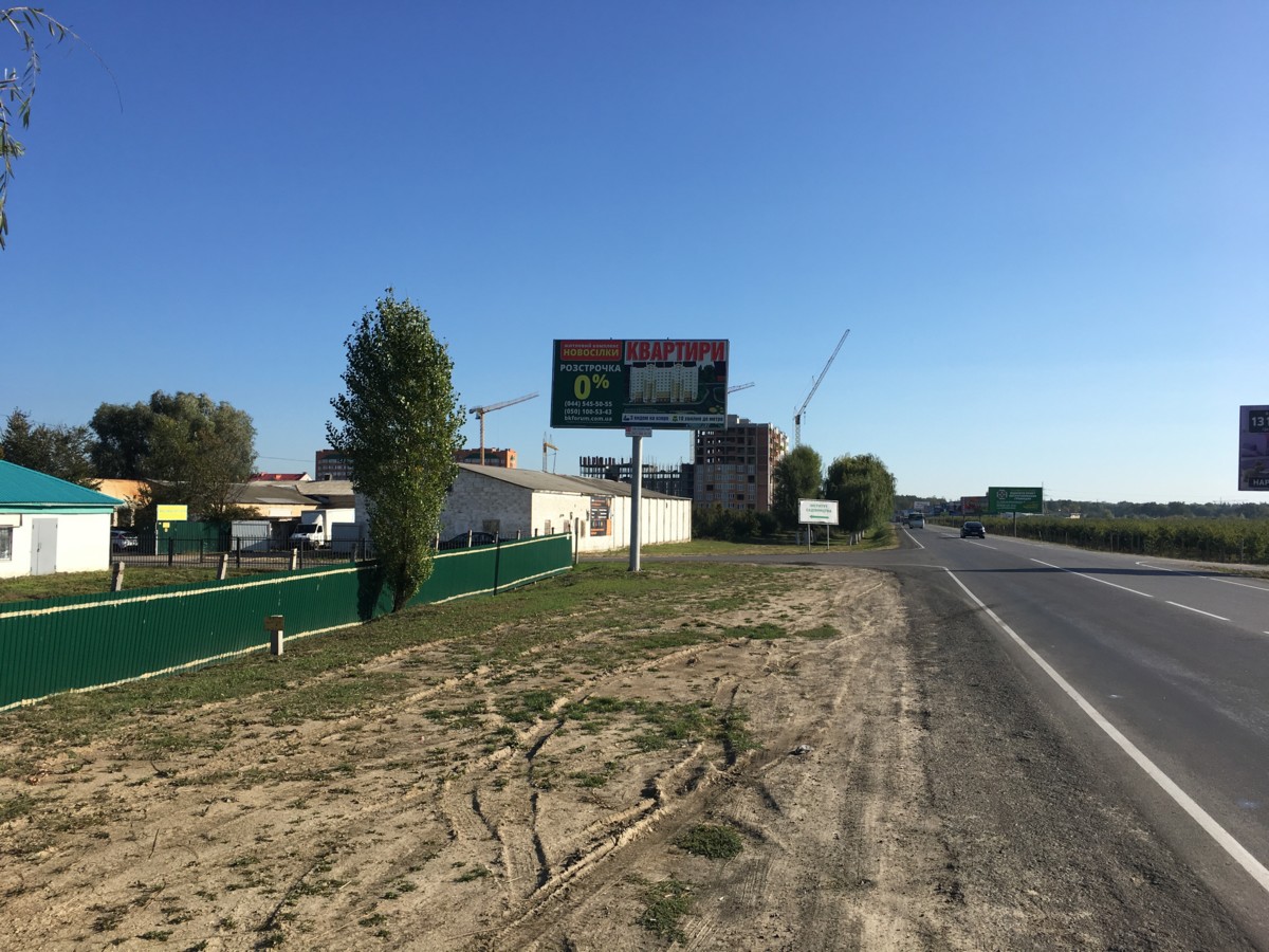 Білборд, бігборд (борд)  Новосілки,  вул. Садова, зупинка "Сади",  перед поворотом на вул. Приміська, узбіччя дороги Новосілки-Чабани