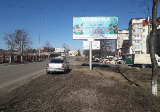 Билборд Чабаны,  вул. Машинобудівників, біля ЖК "Чабани"  будинку 19, 21,  кафе "Cinema cafe", "Virginia Conti",  "Beauty Club", поруч "THRASH! ТРАШ Маркет Super", "ROZETKA", "Нова пошта №5", узбіччя дороги Хотів-Чабани