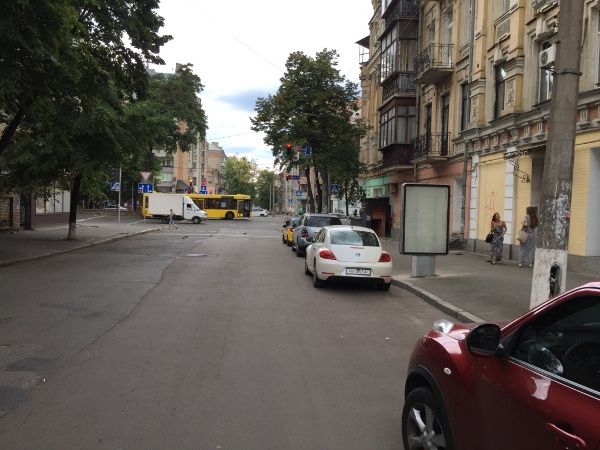 Ситилайт Киев,  вул. Волоська, 28/40 /вул. Верхній Вал, світлофор, "Національний Антидопінговий Центр", "Приватна сучасна стоматологія", "Universal Bank"