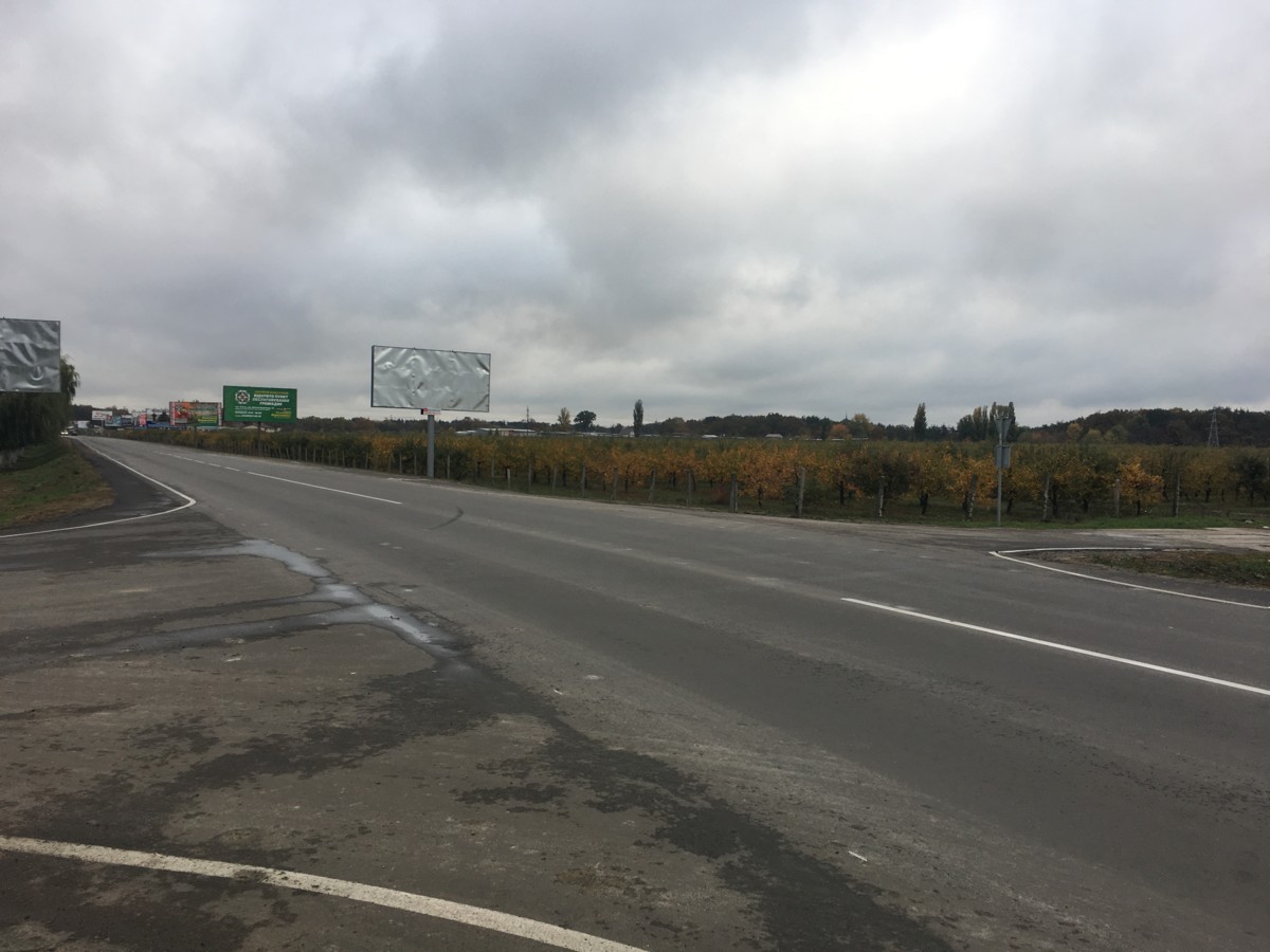 Білборд, бігборд (борд)  Новосілки,  вул. Садова/вул. Приміська, перехрестя, ЖК "Софія Нова", перед поворотом  зупинка "Сади",  "Автомайстерня", Кав'ярня "Zepa Bar", перед поворотом в сад,  узбіччя дороги Чабани-Новосілки, в бік Києва