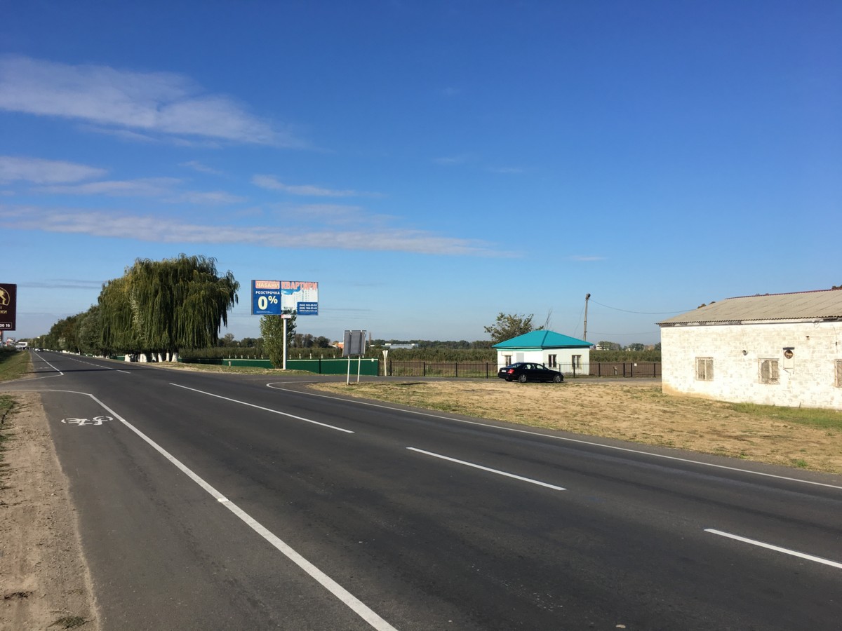 Білборд, бігборд (борд)  Новосілки,  вул. Садова, зупинка "Сади",  за поворотом на вул. Приміська, узбіччя дороги Новосілки-Чабани
