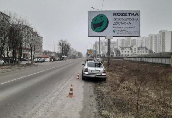 Билборд Чабаны,  вул. Машинобудівників, перед зїздом в кишеню зупинки ЖК "Чабани квартал", поруч Аптека "Вітамін", "Сінево",  "Укрпошта",  узбіччя дороги Чабани-Хотів, в бік А/д Київ-Одеса