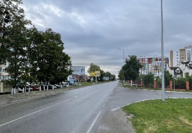 Билборд Чабаны,  вул. Машинобудівників, біля  ЖК "Чабани"  будинку 19, 21,  кафе "Cinema cafe", "Virginia Conti",  "Beauty Club", поруч "THRASH! ТРАШ Маркет Super", "ROZETKA", "Нова пошта №5",  узбіччя дороги Хотів-Чабани