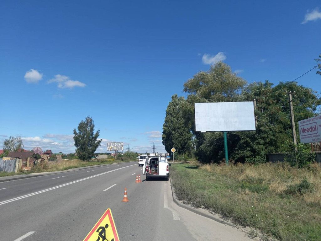 Billboard Svyatopetrivske,  s. Svatopetrivs'ke, avtodoroga Boarka-Visneve (pivnicna), AZS AMIS
