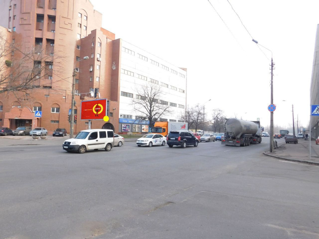Prismatron, prism Kyiv,  Скляренко вул., на перехресті з Куренівської вул., в центр
