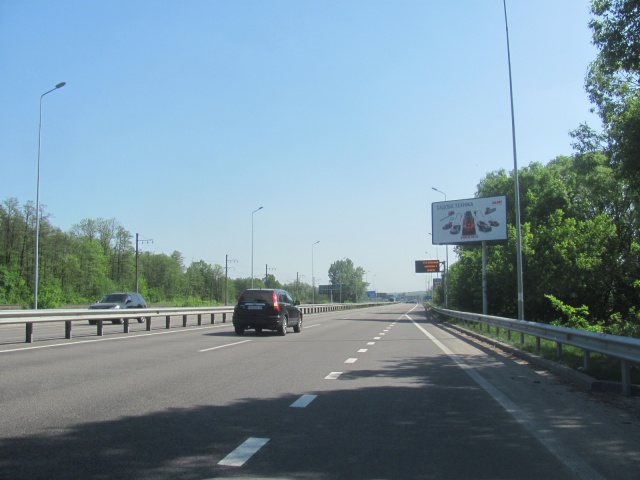 Білборд, бігборд (борд)  Київ траси,  Новообухівська траса (Дніпровське шосе), в напрямку з м.Київ, за 5км.(АТБ-маркет, Фора, перед ТЦ"Мегамаркет", в напрямку "Мануфактури"), 550м після повороту на с. Лісники