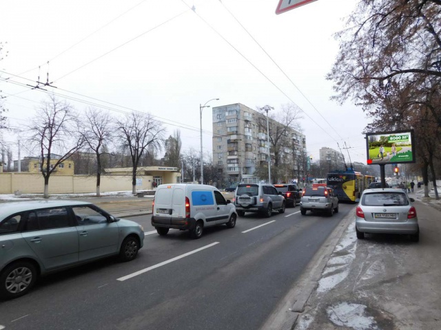 Video billboard Kyiv,  Kirilivs'ka (Frunze) st. 107, svitlofor, ruh v napramku Podil's'kij Uzviz