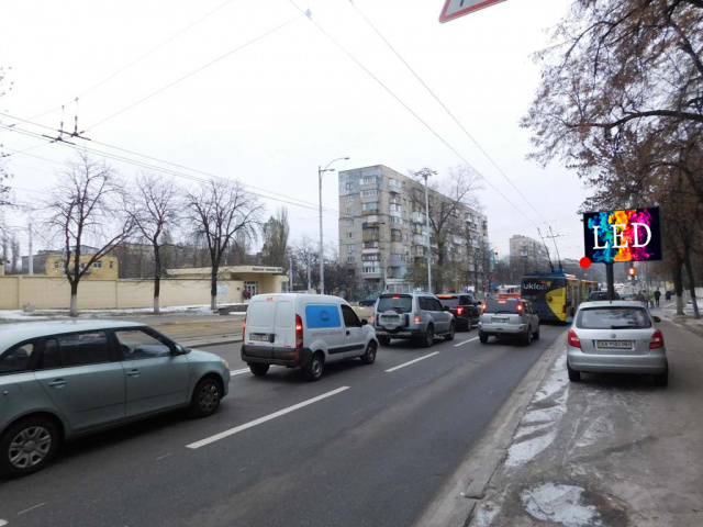Video billboard Kyiv,  Kirilivs'ka (Frunze) st. 107, svitlofor, ruh v napramku Podil's'kij Uzviz