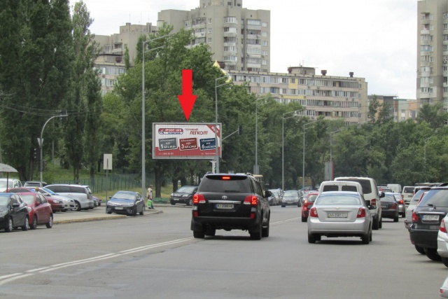 Prismatron, prism Kyiv,  Sverstuka E.st.(Raskovoi M. st.) navproti bud. No 15 (Privat Bank, "Ukrains'kij profesijnij Bank", Nova Posta, Rosen), v napramku metro Livoberezna