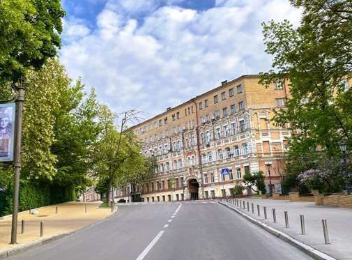 Ситилайт Киев,  Трьохсвятительська вул., 4