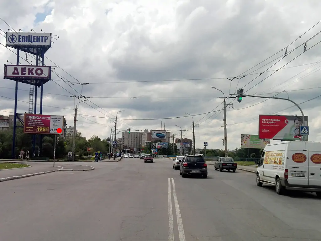 Білборд, бігборд (борд)  Хмельницький,  перехрестя вул.Степана Бандери (Маршала Рибалка) - "нова дорога". неподалік: ТРЦ "Оазис", "Епіцентр" (центр)