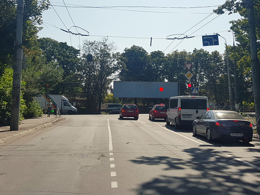 Billboard Khmelnitsky,  T-podibne perehresta st.Kam'anec'ka - Instituts'ka. nepodalik: studmistecko, supermarketi, banki, picerii, kafe, restorani (v centr) [prave vuho]