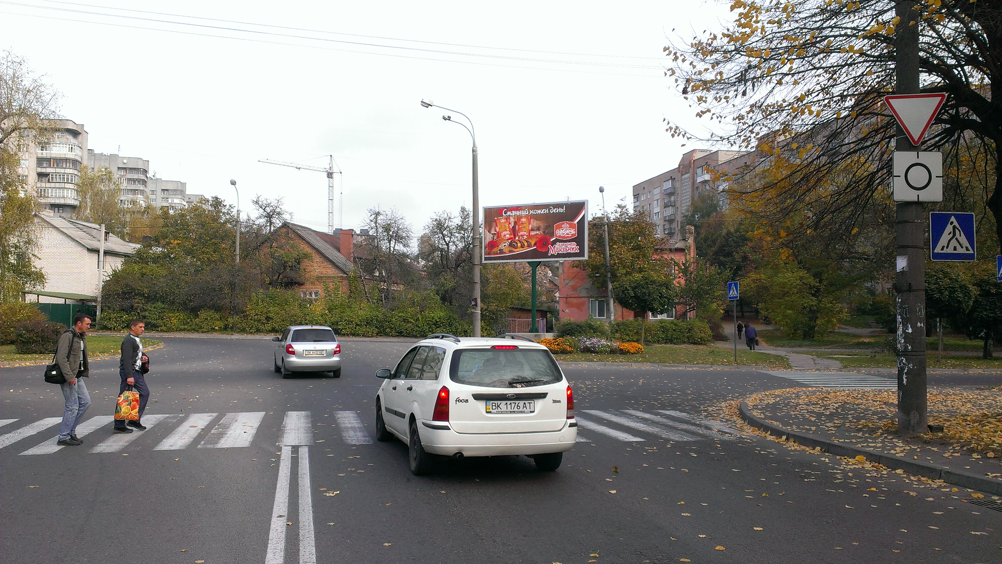 Prismatron, prism Rivne,  m. Rivne, st. Mickevica, v rajoni perehresta z st. Geroiv policii