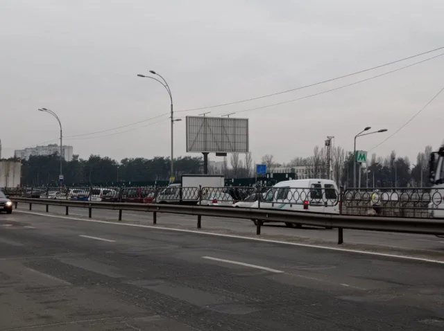 Призматрон, призма Київ,  Броварський просп. (ст.м. «Лісова», Даринок)-в центр