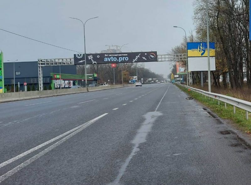 Билборд Гатное,  с. Чабани, початок проспекту Академіка Глушкова, траса М-05 Київ-Одеса, км 13+550 ліво, в'їзд в Київ, навпроти АЗС UPG, ФОРА, перед ЖК Одеський Квартал, в радіусі 300м АЗС ОККО, Нова Лінія, АТБ, верх
