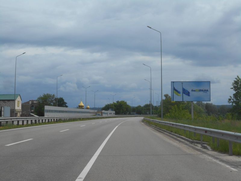 Billboard Tatsenki,  s. Tacenki, Dniprovs'ke sose, trasa N-01 "Kiiv-Znam'anka", km 40+030 pravo, bila avtobusnoi zupinki, pered mostom cerez r. Stugna