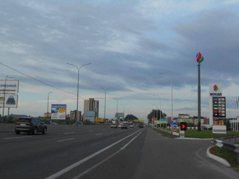 Білборд, бігборд (борд)  Гатне,  с. Чабани, траса М-05 Київ-Одеса, км 14+625 ліво, через 560м після Нової Лінії та магазину АТБ, за 320м до заїзду у МегаМаркет Гатне, за 465м до повороту на Гатне, Крюківщину, Вишневе та ЖК "Оптимісто", верх