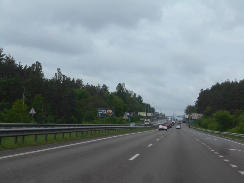 Billboard Kapitanivka,  s. Kapitanivka, trasa M-06 "Kiiv-Cop" (Zitomir), km 23+220 livo, pered s. Kapitanivka, za 500m do povorotu na Bazu "Snajper"