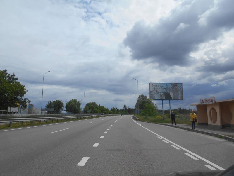 Billboard Tatsenki,  s. Tacenki, Dniprovs'ke sose, trasa N-01 "Kiiv-Znam'anka", km 40+200 pravo, cerez 250m pisla avtobusnoi zupinki, pered mostom cerez r. Stugna, v'izd v m. Obuhiv