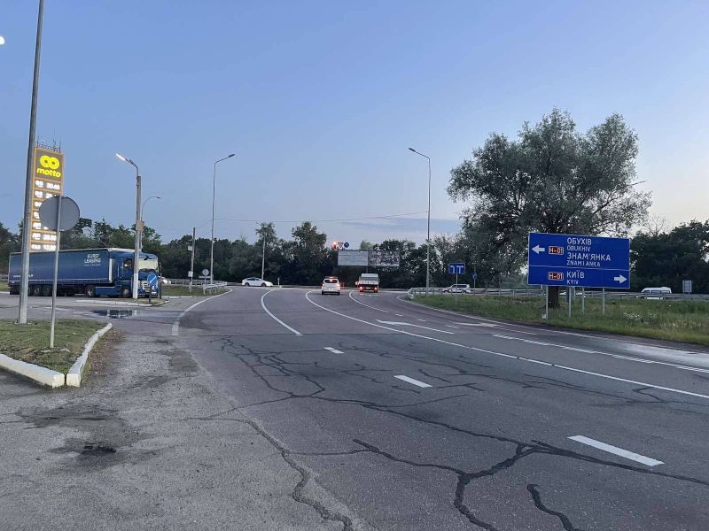 Billboard Tatsenki,  Dniprovs'ke sose, trasa N-01 "Kiiv-Znam'anka", km 39+050 pravo, na rozvilci dorig N-01 "Kiiv-Znam'anka" ta R-01 "Kiiv-Obuhiv", navproti AZS, livij