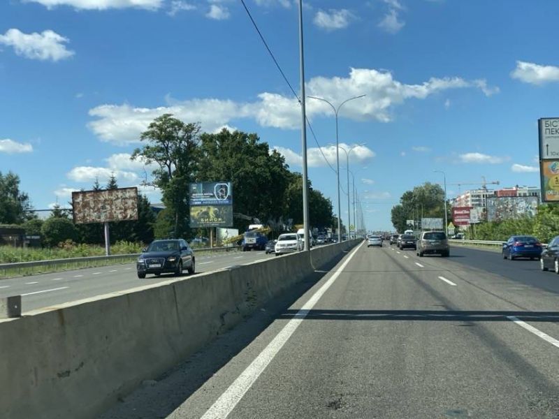 Білборд, бігборд (борд)  Гатне,  с. Чабани, траса М-05 Київ-Одеса, км 14+625 ліво, через 560м після Нової Лінії та магазину АТБ, за 320м до заїзду у МегаМаркет Гатне, за 465м до повороту на Гатне, Крюківщину, Вишневе та ЖК "Оптимісто", низ