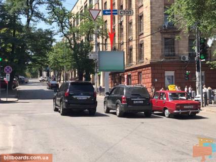 Скроллер A в Днепр (Днепропетровск) t117A2,просп. Дмитра Яворницького (Карла Маркса) - вул. Михайла Грушевського (Карла Лібкнехта), на світлофорі, рух з центру вгору в напрямку просп. Богдана Хмельницького (Героїв Сталінграда) - 229974 фото 1