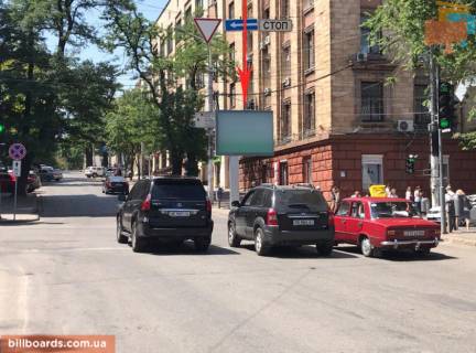 Скроллер A в Днепр (Днепропетровск) t117A6,просп. Дмитра Яворницького (Карла Маркса) - вул. Михайла Грушевського (Карла Лібкнехта), на світлофорі, рух з центру вгору в напрямку просп. Богдана Хмельницького (Героїв Сталінграда) - 229978 фото 1