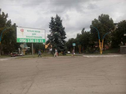 Билборд A в Каменское (Днепродзержинск) дз04А1,просп. Свободи (Леніна) в районі привокзальної площі, навпроти "Аптеки №63", напрямок від залізничного вокзалу фото 1