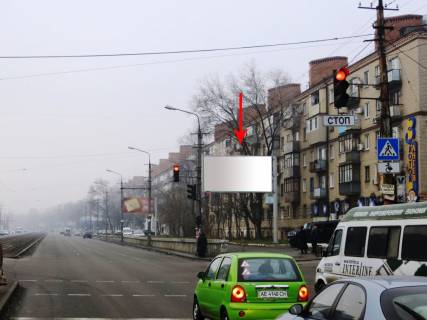 Призма A в Днепр (Днепропетровск), 6х3  просп. Б. Хмельницького (Гер. Сталінграда) перехрестя з вул. Олександра Щербакова (Стромцова, Вакуленчука), біля світлофору - 168722 фото 1