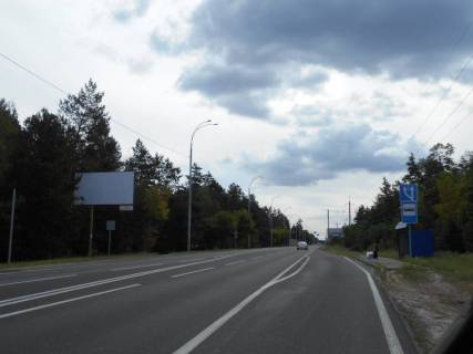 Билборд B в Козине Конча-Заспа, траса Р-01, км 32+000 ліво, навпроти автобусної зупинки, через 100м після повороту на вул. Лобановського, через 400м після готелю "AlpenPark", через 750м після котеджного містечка "Хвойний Квартал", за 150м до повороту на с. П'ятихатки фото 1