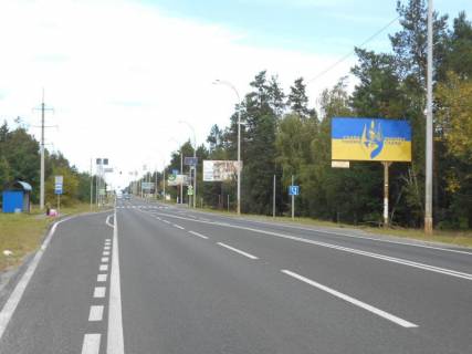 Билборд A в Козине Конча-Заспа, траса Р-01, км 32+000 ліво, навпроти автобусної зупинки, за 100м до повороту на вул. Лобановського, за 400м до готелю "AlpenPark", за 750м до котеджного містечка "Хвойний Квартал", через 150м після повороту на с. П'ятихатки (вул. фото 1