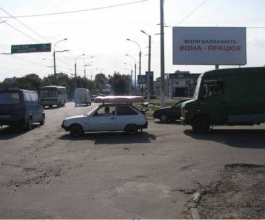 Билборд A в Черновцах ул.Хотинська, 43 з Каравану, з Епицентру, в центр фото 1